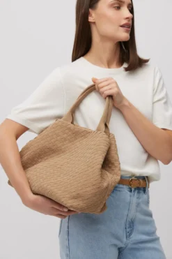 Beżowa torba shopper z plecionej skóry