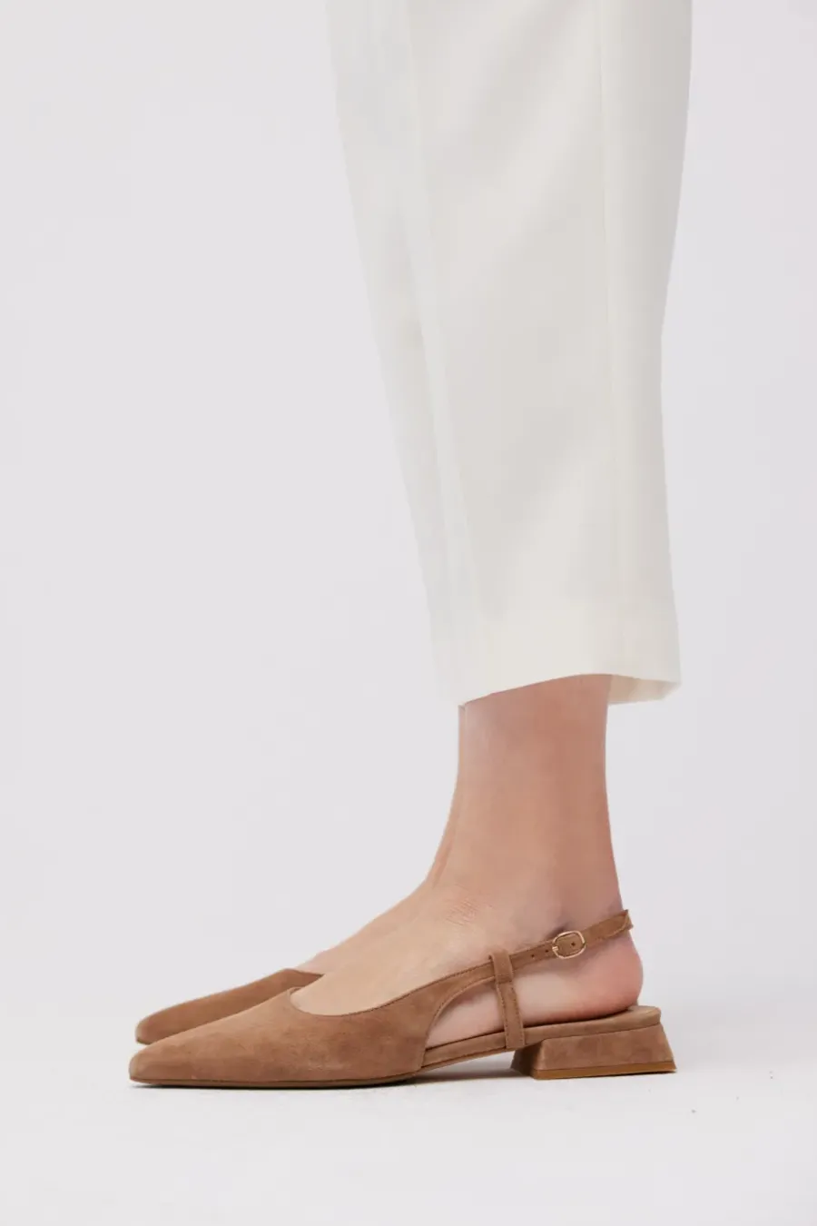 Beżowe buty slingback z odkrytą piętą