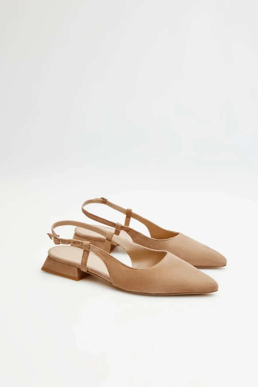 Beżowe buty slingback z odkrytą piętą
