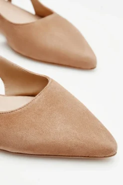 Beżowe buty slingback z odkrytą piętą
