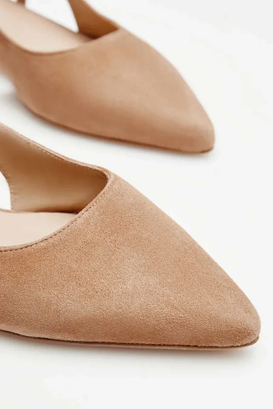 Beżowe buty slingback z odkrytą piętą