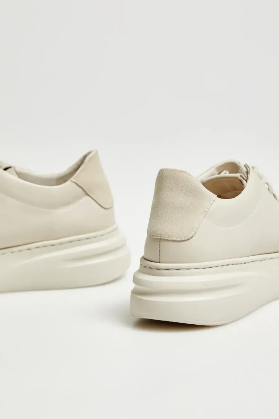 Beżowe sneakersy skórzane na platformie