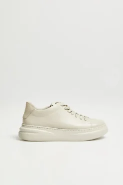 Beżowe sneakersy skórzane na platformie