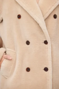 Beżowy płaszcz midi z wełny teddy bear