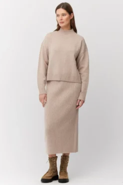 Beżowy sweter półgolf z wełny merynosowej