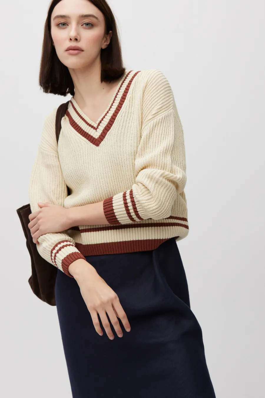 Beżowy sweter z dekoltem w szpic z bawełną i lnem