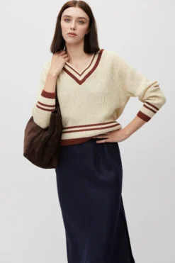 Beżowy sweter z dekoltem w szpic z bawełną i lnem