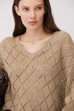 Beżowy sweter z dekoltem w szpic z bawełną i lnem