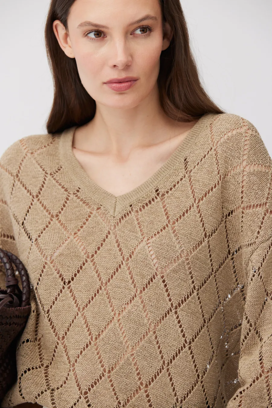 Beżowy sweter z dekoltem w szpic z bawełną i lnem
