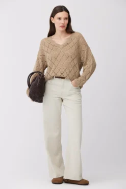 Beżowy sweter z dekoltem w szpic z bawełną i lnem
