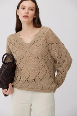 Beżowy sweter z dekoltem w szpic z bawełną i lnem