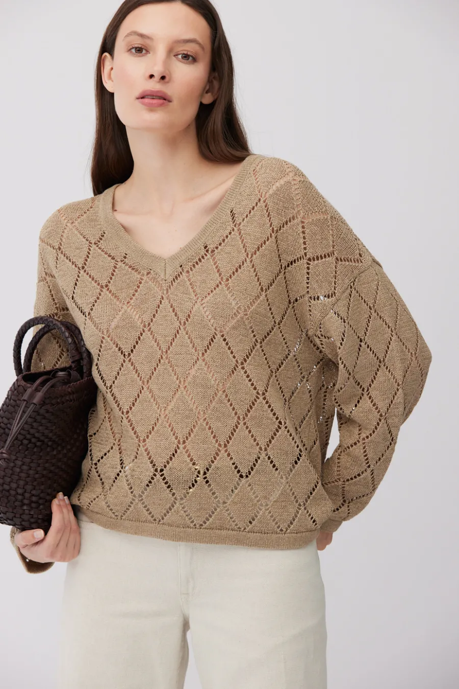 Beżowy sweter z dekoltem w szpic z bawełną i lnem
