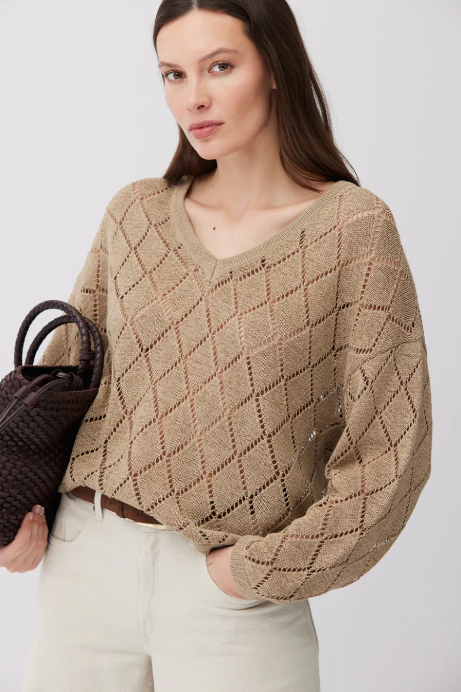 Beżowy sweter z dekoltem w szpic z bawełną i lnem