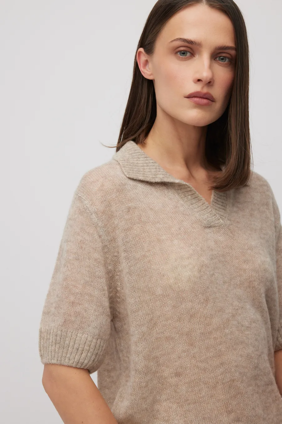 Beżowy sweter z kołnierzykiem polo z baby suri alpaką