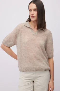 Beżowy sweter z kołnierzykiem polo z baby suri alpaką