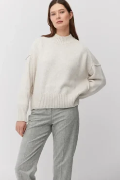 Beżowy sweter z wełną merynosową i bawełną