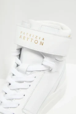 Białe skórzane buty sportowe na koturnie