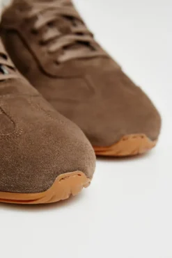 Brązowe retro sneakersy ze skóry zamszowej