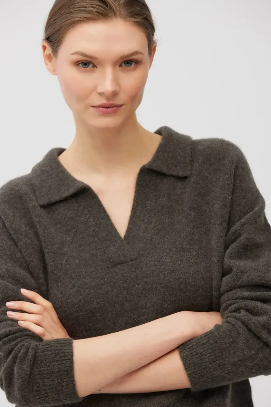 Brązowy sweter polo z wełną alpaki