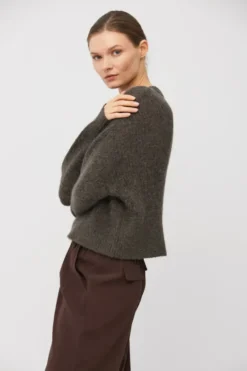 Brązowy sweter z wełną alpaki
