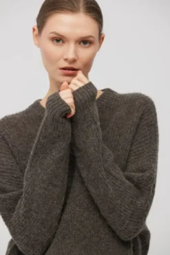 Brązowy sweter z wełną alpaki