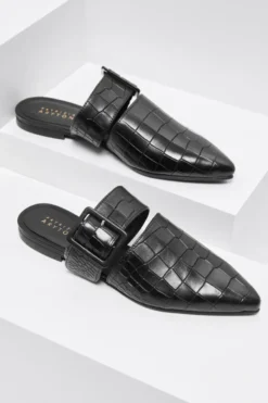 Buty ze skóry naturalnej z regulowanym paskiem