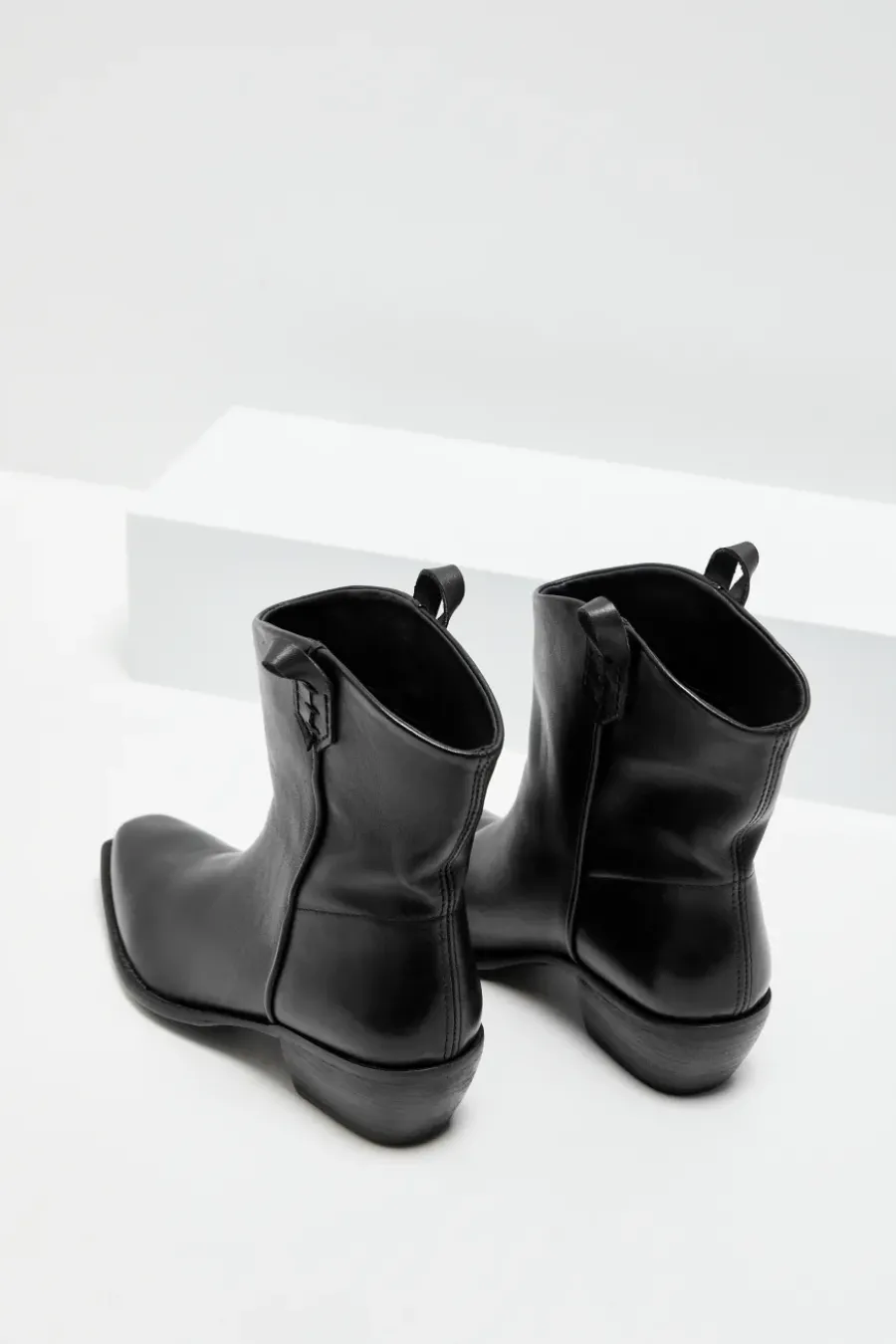 Buty ze skóry z kwadratowym noskiem