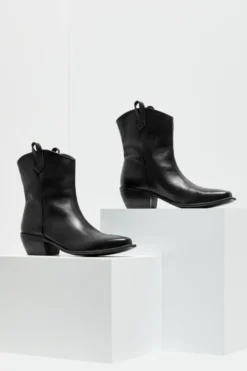Buty ze skóry z kwadratowym noskiem