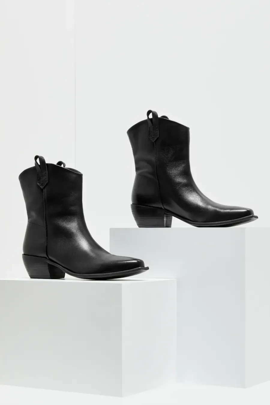 Buty ze skóry z kwadratowym noskiem