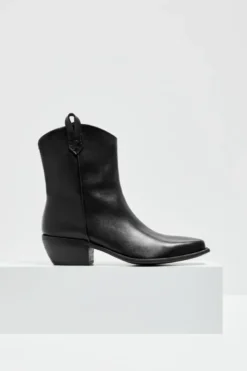 Buty ze skóry z kwadratowym noskiem