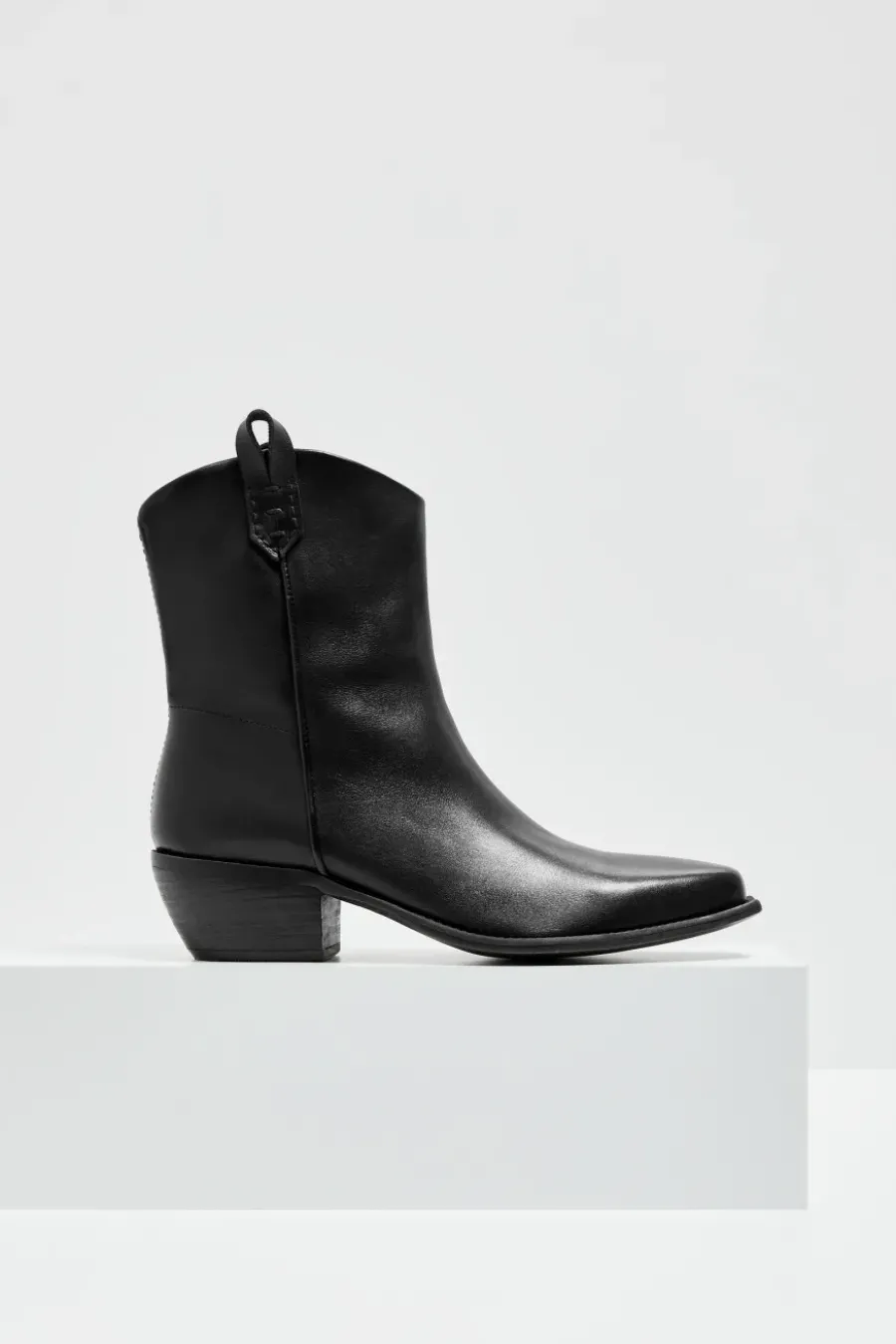 Buty ze skóry z kwadratowym noskiem