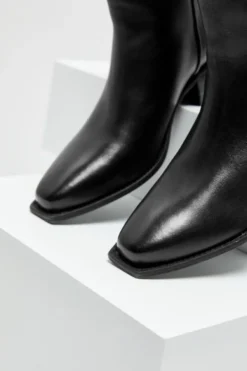 Buty ze skóry z kwadratowym noskiem