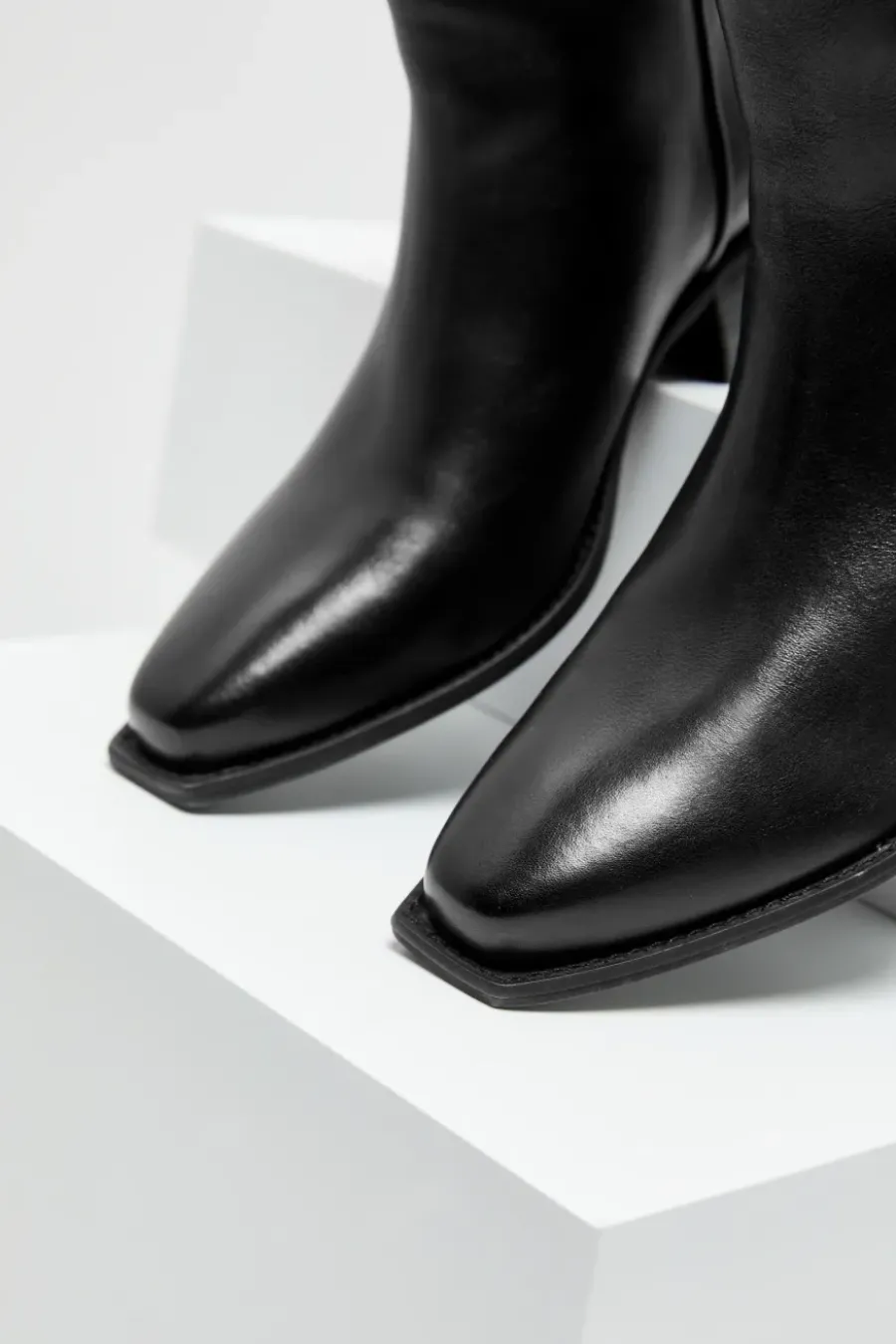 Buty ze skóry z kwadratowym noskiem