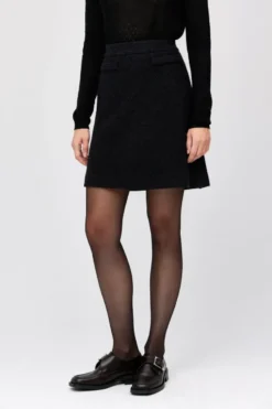 Czarna mini spódnica z wełną
