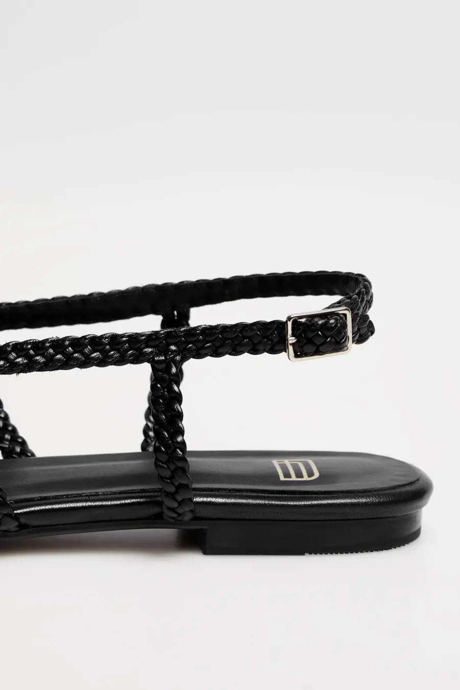 Czarne buty sling back ze skóry plecionej