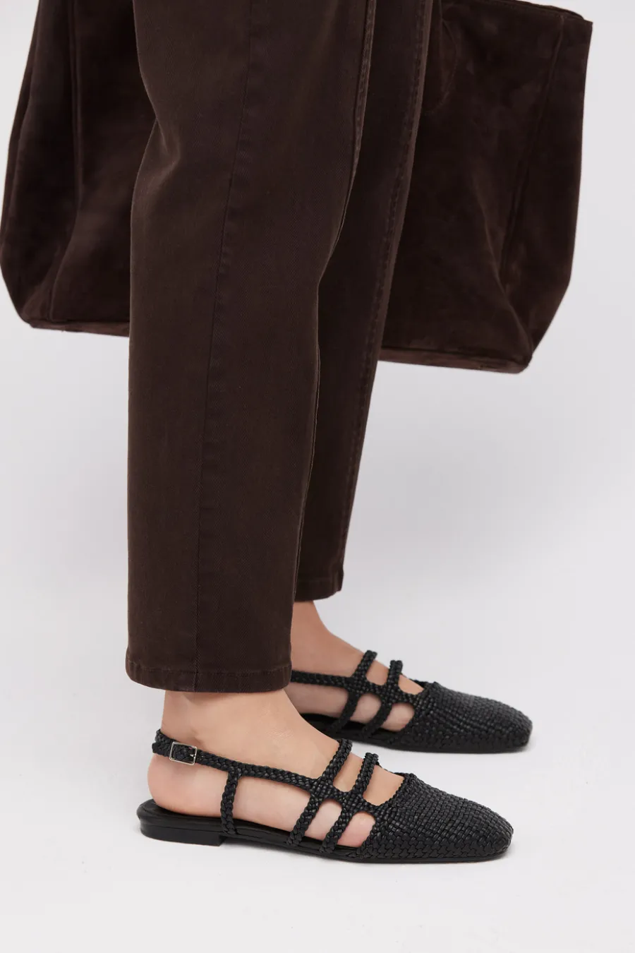 Czarne buty sling back ze skóry plecionej