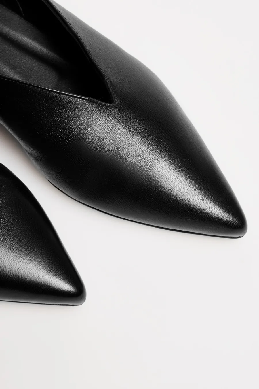 Czarne skórzane buty sling back