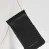 Czarne skórzane etui na okulary, telefon