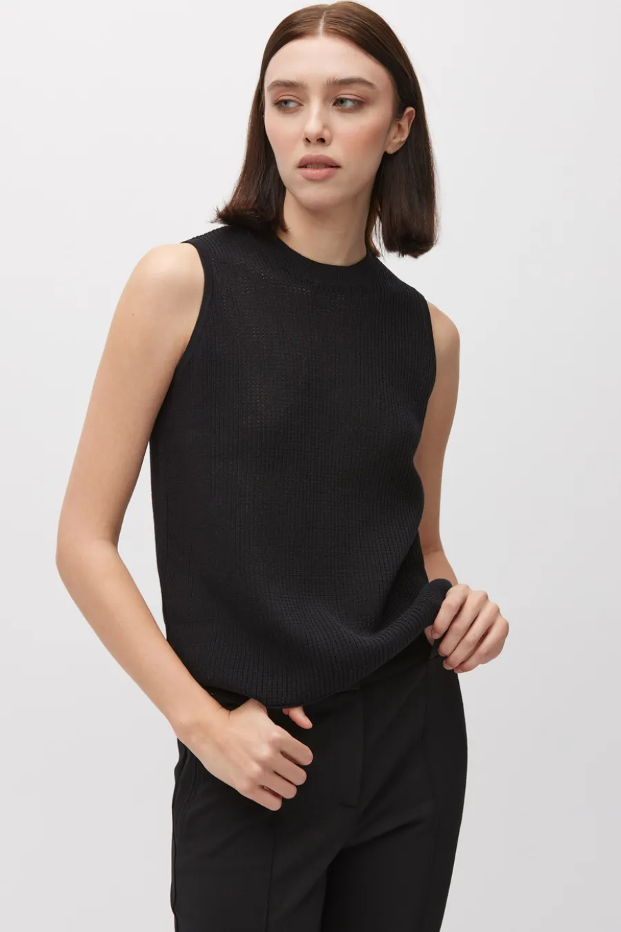 Czarny ażurowy top dzianinowy