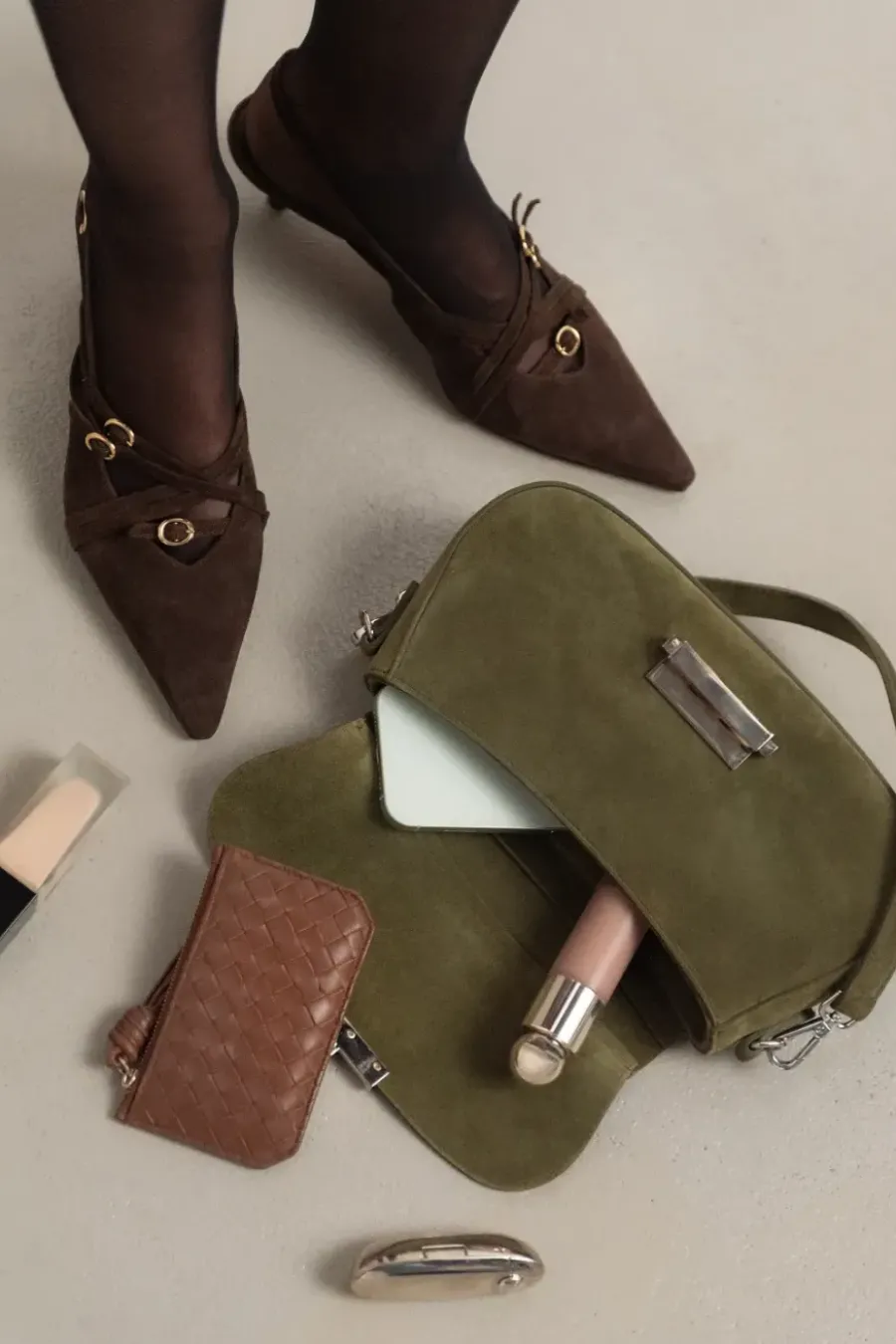 Czekoladowe buty slingback z zamszowej skóry