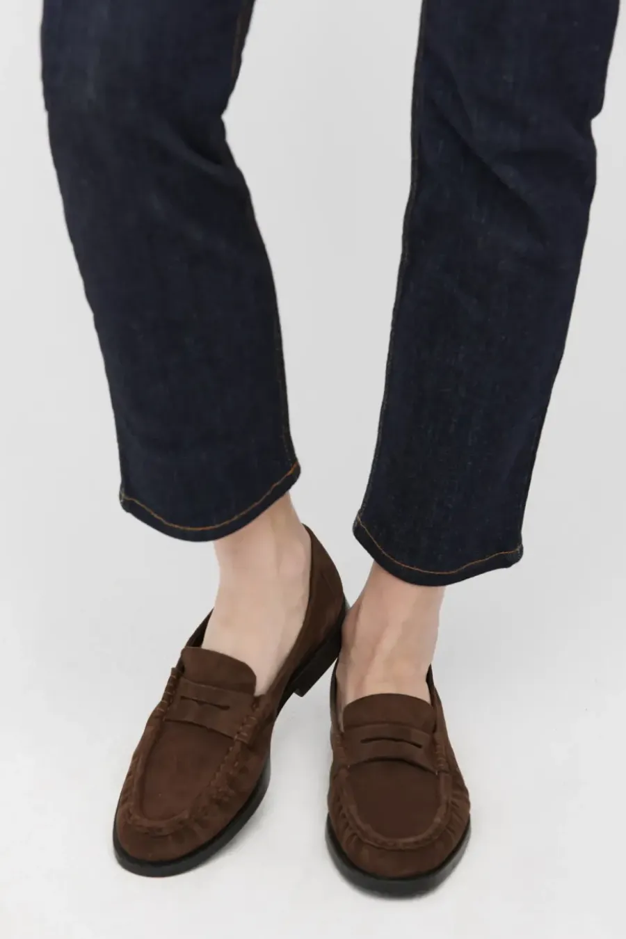 Czekoladowe loafersy ze skóry zamszowej