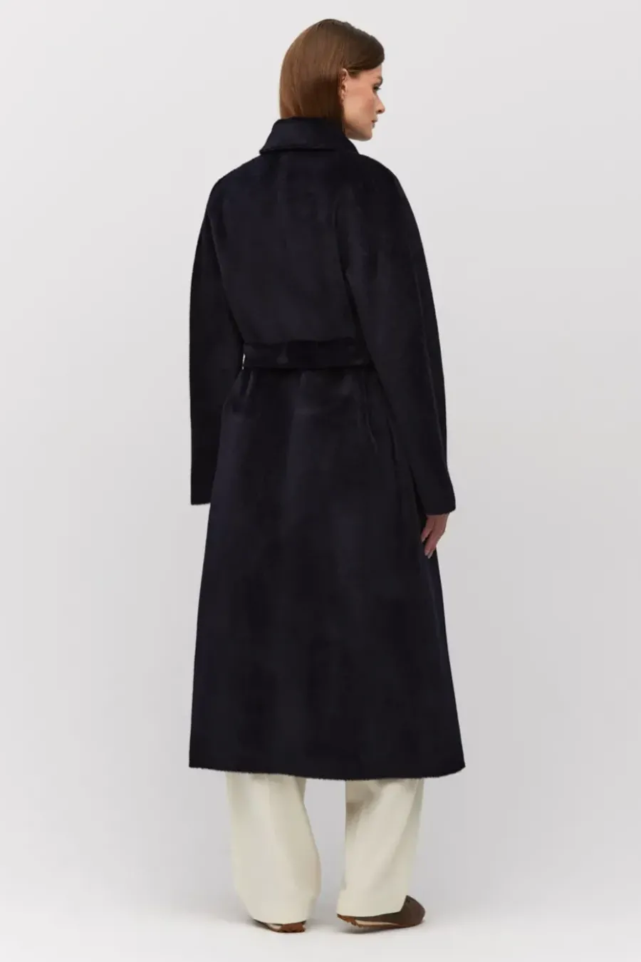 Granatowy płaszcz z paskiem z baby suri alpaką