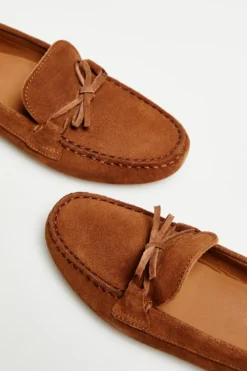 Koniakowe buty loafersy z zamszu z kokardą