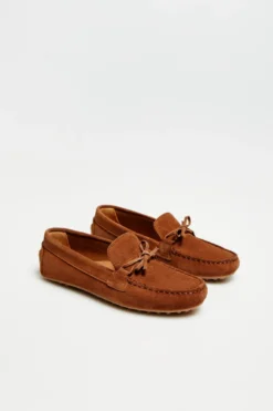 Koniakowe buty loafersy z zamszu z kokardą