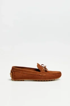 Koniakowe buty loafersy z zamszu z kokardą