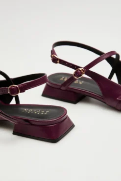 Śliwkowe buty slingback z zakrytymi palcami
