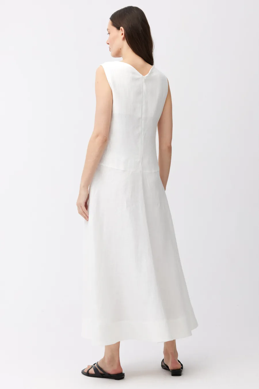 Lniana sukienka midi w kolorze off white