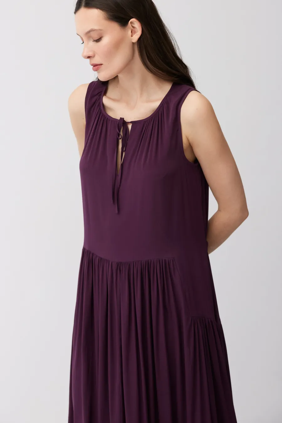 Luźna sukienka z jedwabiu w kolorze oberżyny