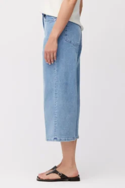 Niebieskie jeansy z szeroką nogawką