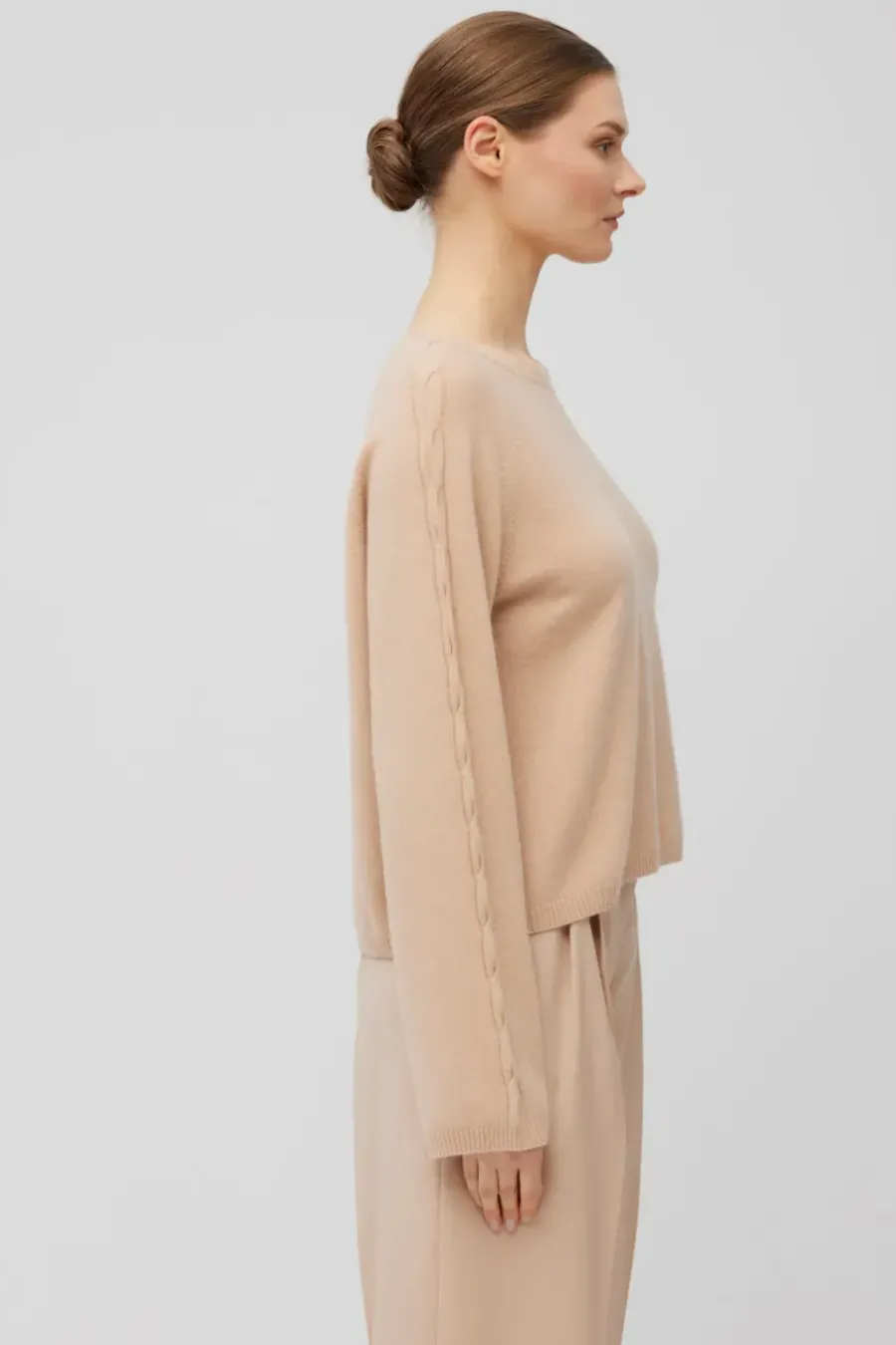 Sweter z kaszmiru w pudrowym różu